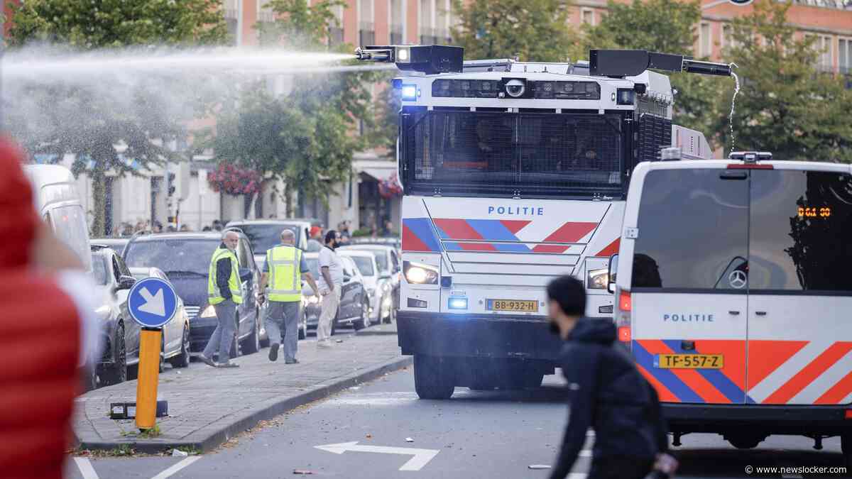 LIVE | Sfeer slaat om in Haagse Schilderswijk na winst Marokko: politie zet waterkanon in