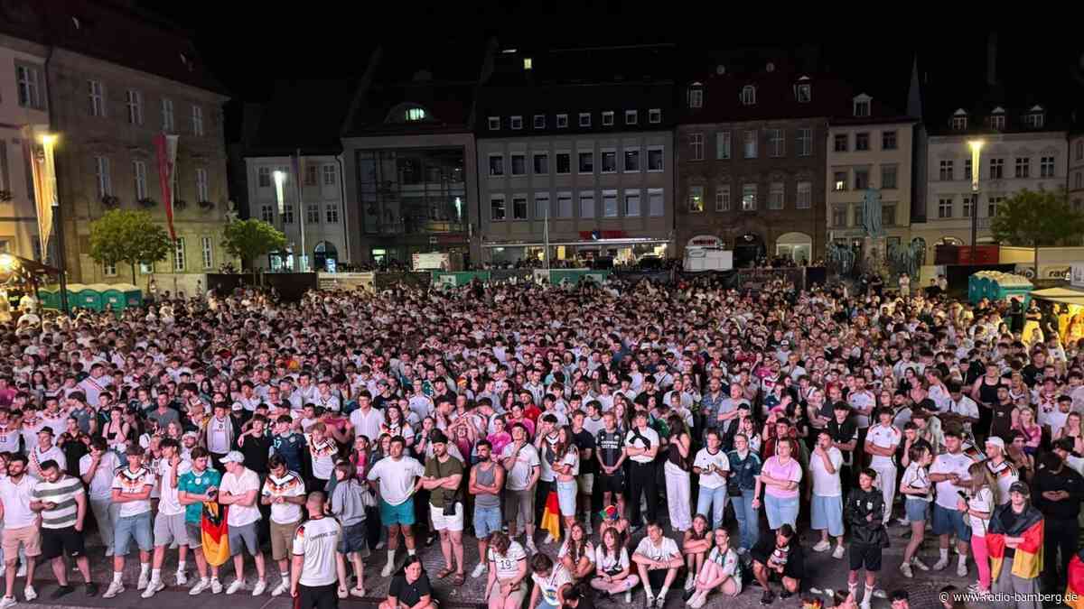 Fans auf dem Bamberger Maxplatz fiebern bei WM-Aus mit