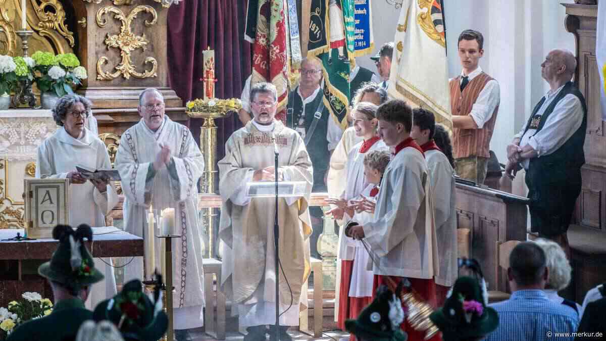 Pfarrer Sinseder geht nach elf Jahren – zum Abschied erklingt das Schliersee Lied