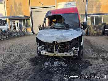 Bedrijfsbus volledig uitgebrand, politie onderzoekt oorzaak