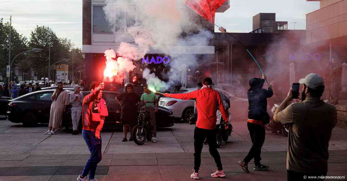 Feest in Amsterdam-West, toeterende auto&rsquo;s en volop vuurwerk. &amp;#8216;Het is een dubbel gevoel&amp;#8217;