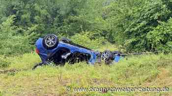 Unfall auf A39 nahe Thiede: Auto überschlägt sich und landet im Gebüsch