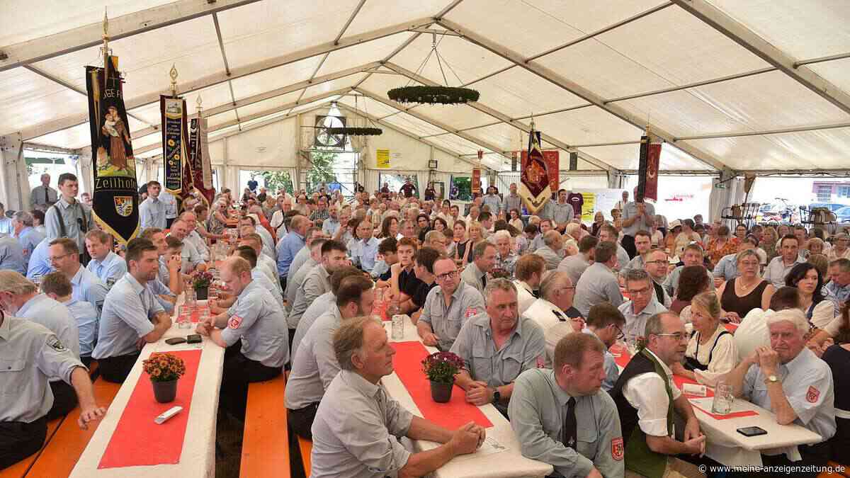 Feuerwehr Hausmehring feiert 150 Jahre – Diakon unterbricht Messe für Trinkpause