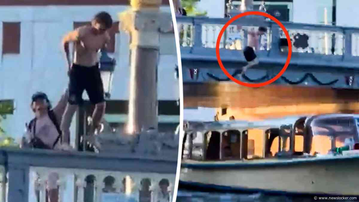 Jongen krijgt duw en valt in rondvaartboot in Amsterdam