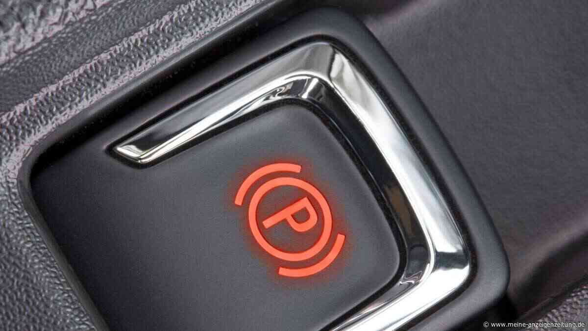 Das macht die E-Parkbremse, wenn sie während der Fahrt gedrückt wird