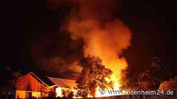 Stadl auf Anwesen nahe der Region lichterloh in Flammen