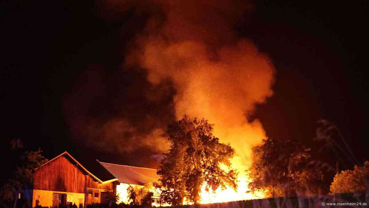 Stadl auf Anwesen nahe der Region lichterloh in Flammen