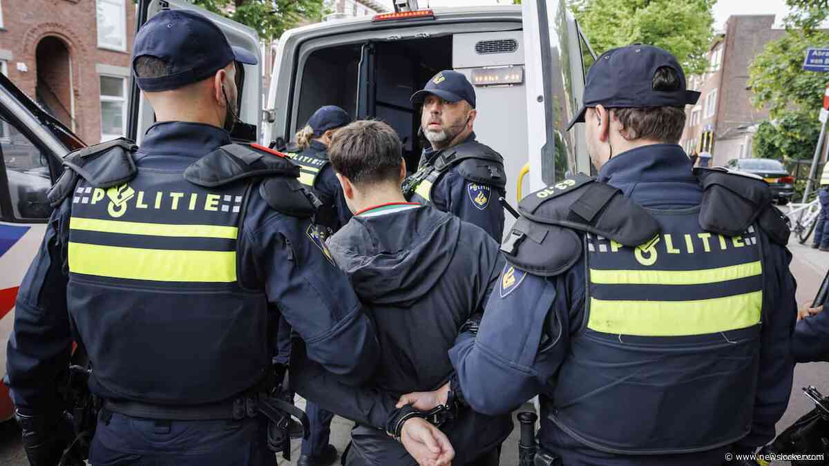 13 arrestaties in Schilderswijk na winst Marokko, politie beschoten met neppistool