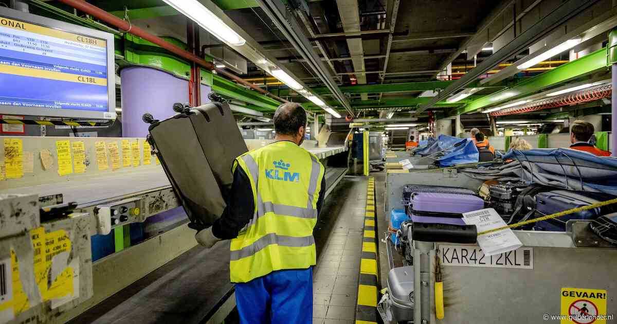 ‘Historische stap’: Schiphol halveert aantal bagageafhandelaars