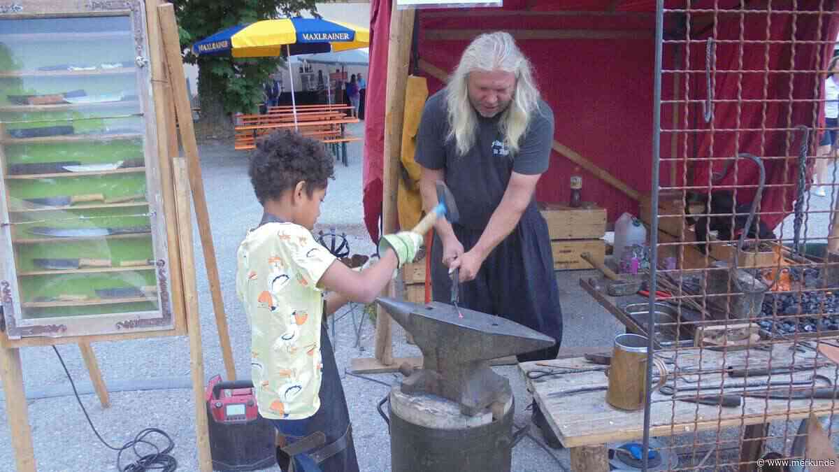 Premiere in Penzberg: Vorfreude auf Kunsthandwerkermarkt - Start mit Hammerschlag