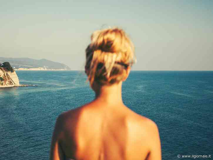 Multata per aver preso il sole in topless, fa ricorso: "In Italia tanta ipocrisia"