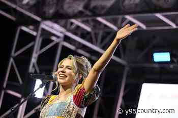 Hannah Harper Is Officially Living the Tour Bus Life: PIC