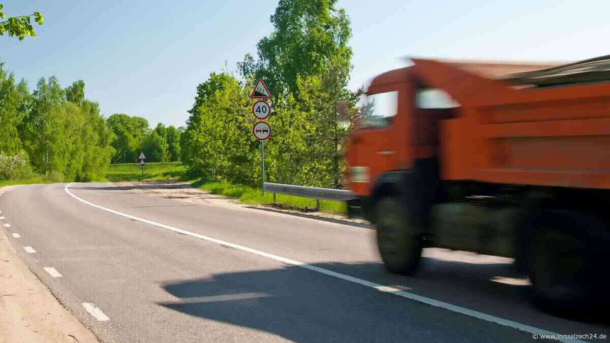 Junger Fahrer (18) versenkt tonnenschweren Laster in Altöttinger Baggersee
