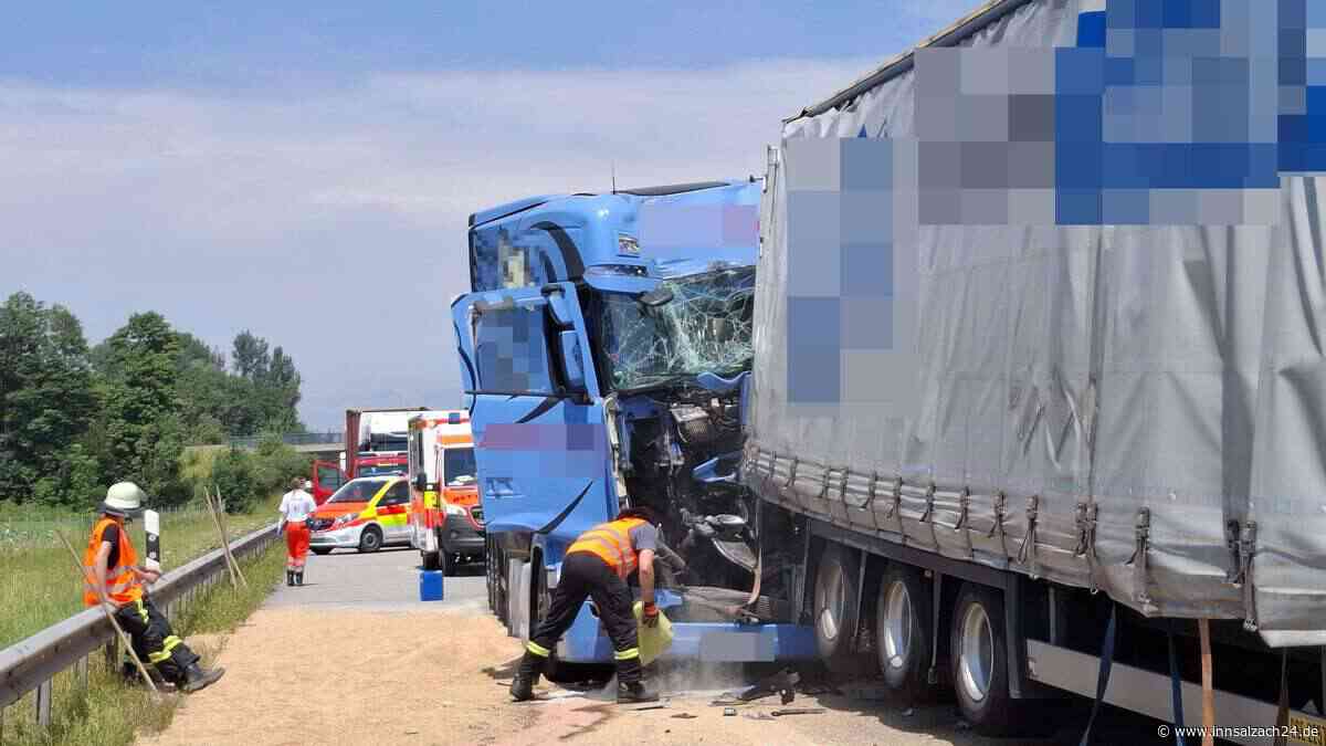 Schwerer Lkw-Unfall auf A93 – offenbar zwei Personen schwer verletzt