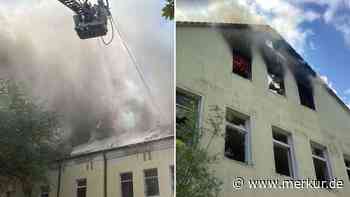 Blitz schlägt in Münchner Wohnhaus ein: Feuerwehr kämpft mit Großaufgebot gegen die Flammen