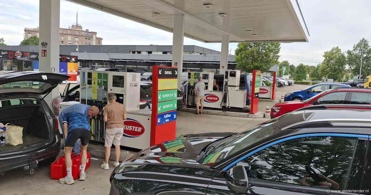 Laatste dag ‘extra goedkope’ benzine zorgt voor stormloop van Nederlanders bij Duitse pompstations