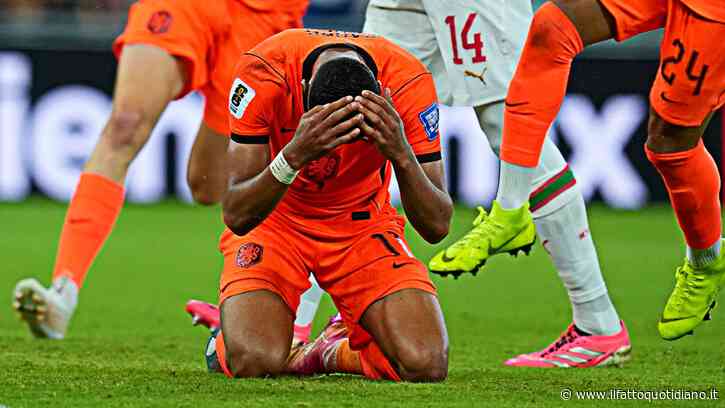Le lacrime di Gakpo dopo il gol: in ginocchio e con le mani al cielo per il figlio perso nei giorni scorsi. I compagni si stringono attorno a lui