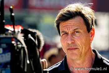 Toto Wolff zet vraagtekens bij ‘onbeperkte’ upgrades Ferrari: ‘Geld moet binnenkort opraken’