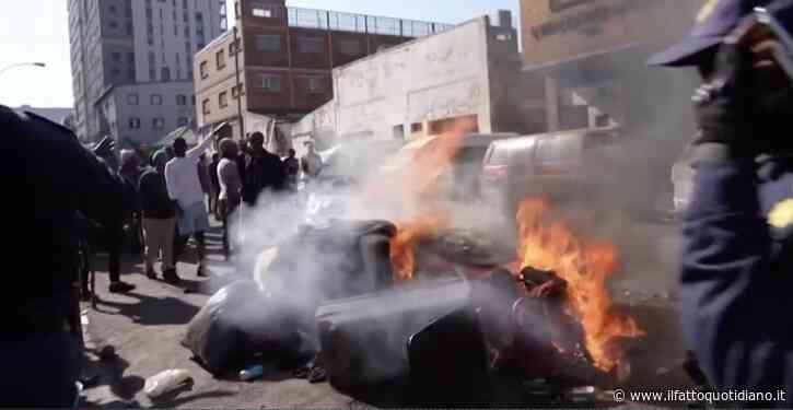 Manifestazioni xenofobe in Sudafrica, migliaia in piazza per chiedere l’espulsione degli stranieri senza documenti. Oltre 25mila migranti in fuga