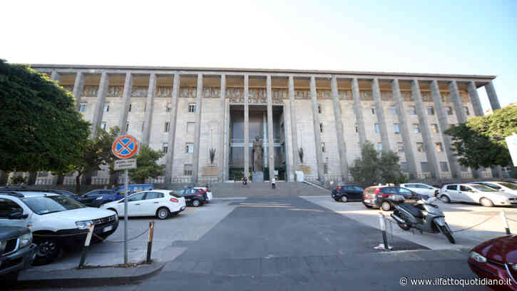 Faceva pipì in ufficio e stipava le bottiglie negli armadi: giudice sanzionato in sede disciplinare. “Avevo paura del Covid”