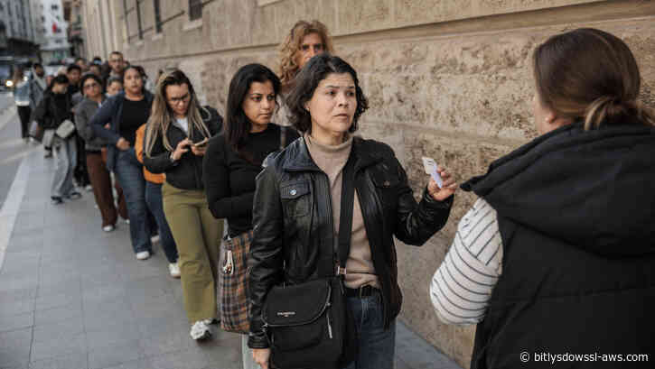 Más de 1 millón de inmigrantes esperan regularizar su situación en España