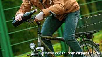 Betrunkener Radfahrer stürzt in ein geparktes Auto
