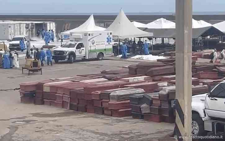 Terremoto in Venezuela, un ex deposito di grano trasformato in obitorio: centinaia di bare accatastate e famiglie in cerca dei propri cari