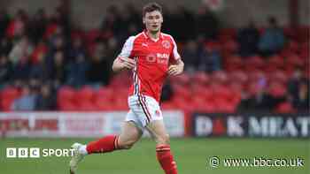 Swindon snap up midfielder Virtue