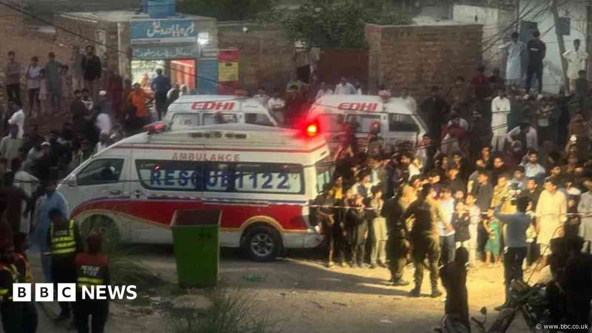 Roof collapse kills 14 schoolchildren in Pakistan