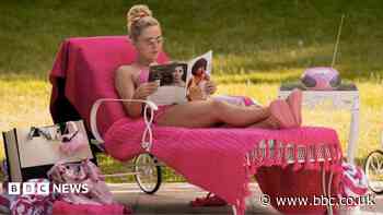 Legally Blonde revival Elle - boring and tedious or a hot pink delight?