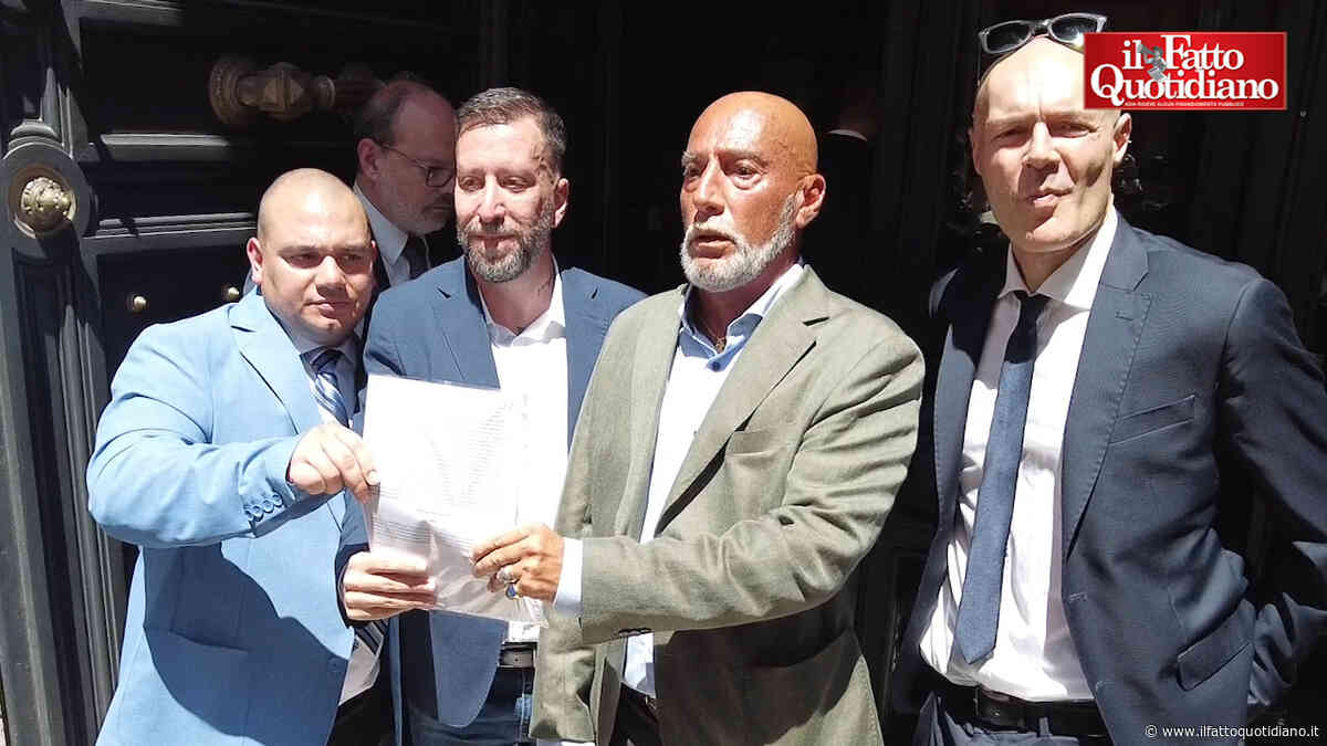 Remigrazione, Casapound e Riconquista depositano a Montecitorio 132mila firme: “Non c’è quella di Vannacci. L’Italia non ha bisogno di generali”