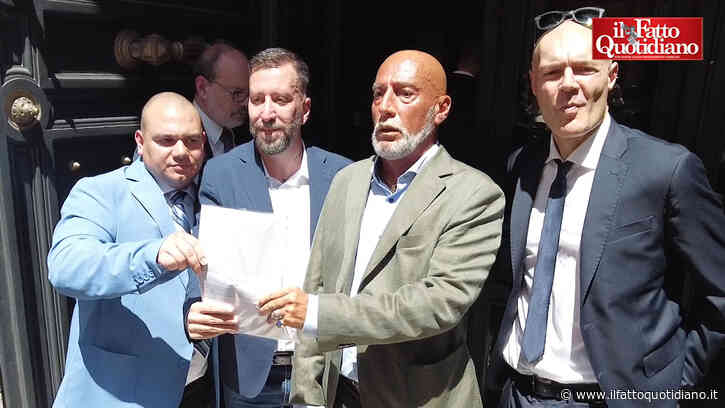 Remigrazione, Casapound e Riconquista depositano a Montecitorio 132mila firme: “Non c’è quella di Vannacci. L’Italia non ha bisogno di generali”