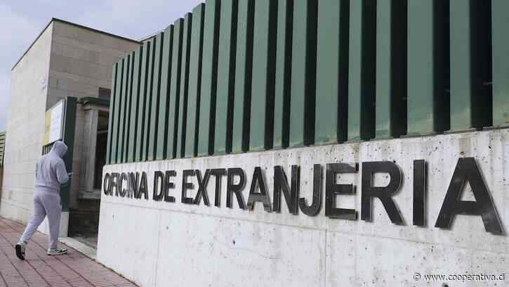 Más de un millón de inmigrantes esperan regularizar su situación en España