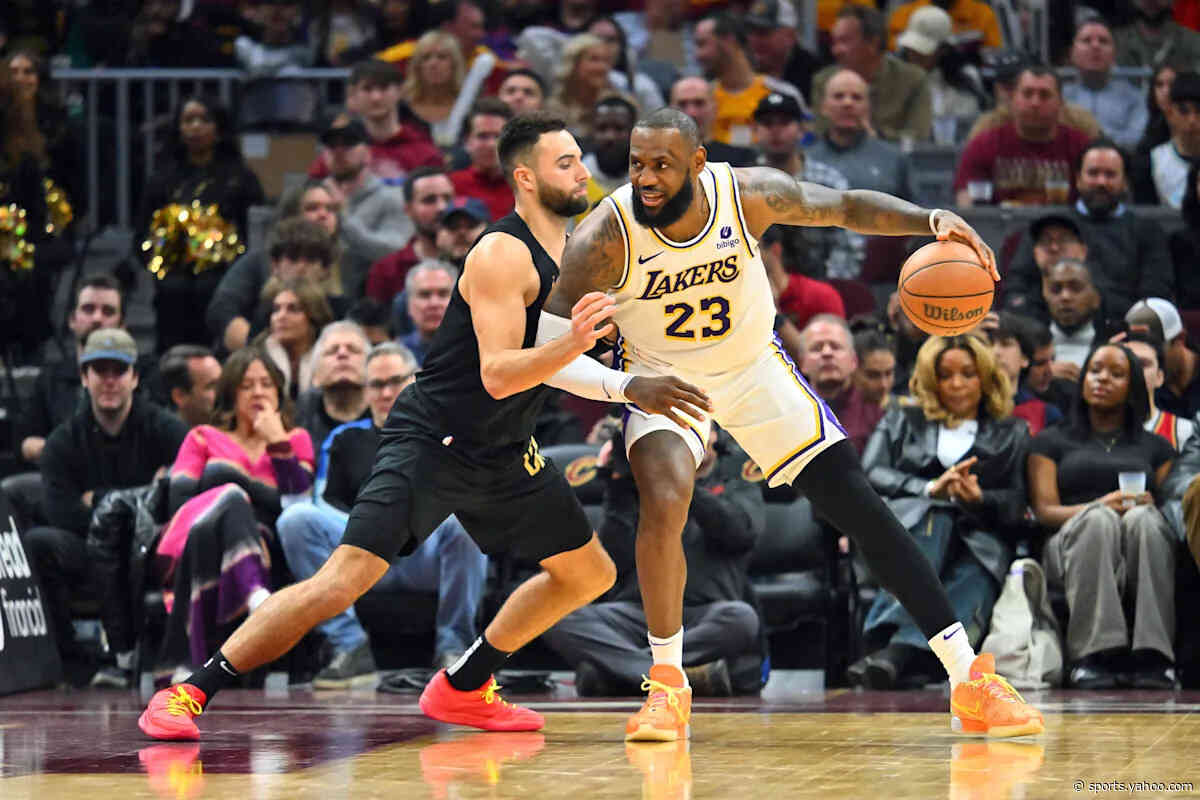 Report: Cavs looking to clear space for LeBron by trading two players