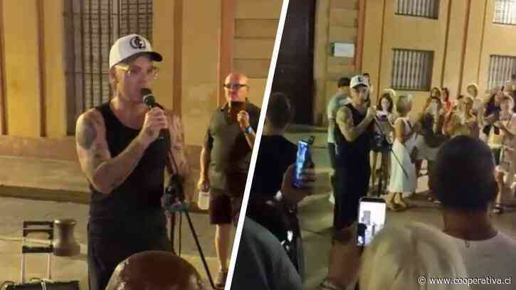 Robbie Williams sorprendió cantando con un músico callejero en Sevilla