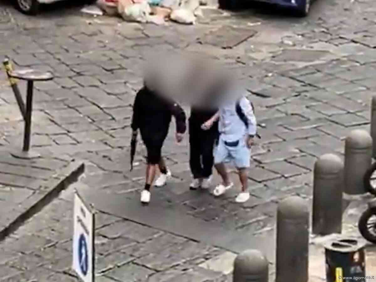 Paura a Napoli, gira per strada puntando un Kalashnikov. Tre fermati