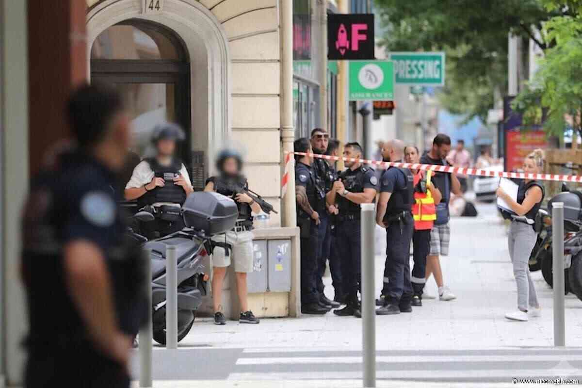 Tirs d’intimidation, grenades détonantes, quartier bouclé... Une après-midi de négociations sous tension pour le RAID à Nice