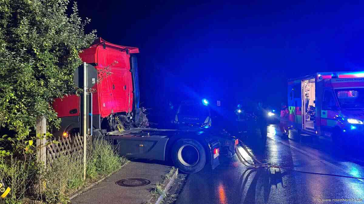 Vorgarten-Schock in Reitmehring: Lkw kracht in Grundstück neben der B304