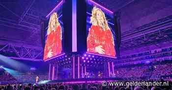 Zwarte doeken op tribunes, maar Helene Fischer laat in GelreDome zien waarom haar fans zo van haar houden