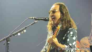 RUSH's GEDDY LEE Diagnosed With Laryngitis And Bronchitis; Two Fort Worth, Texas Shows Postponed