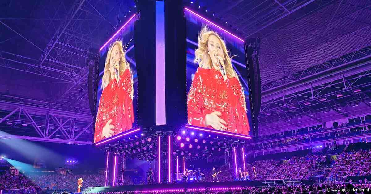 Zwarte doeken op tribunes, maar Helene Fischer laat in GelreDome zien waarom haar fans zo van haar houden