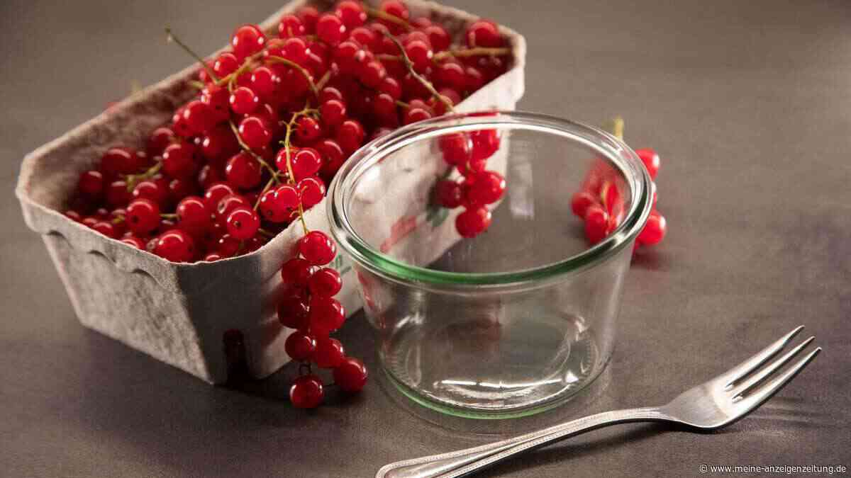 Johannisbeeren schnell entstielen - mit diesem Trick