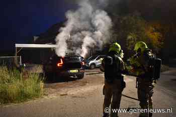 Hybride auto belandt in dompelcontainer na accubrand