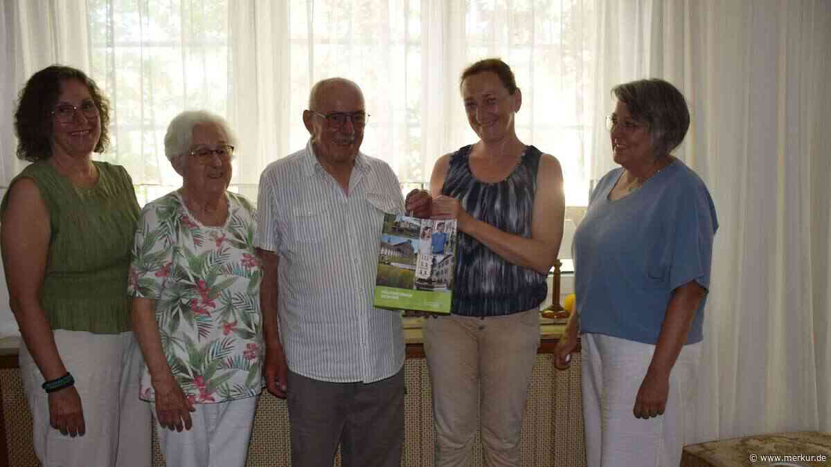 Pro Kind und Enkel eine Krippe: Schnitzen ist seine Passion