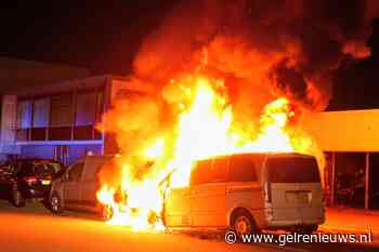 Twee bestelwagens uitgebrand op industrieterrein