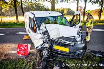 Bestelbus tegen boom, bestuurder met spoed naar ziekenhuis