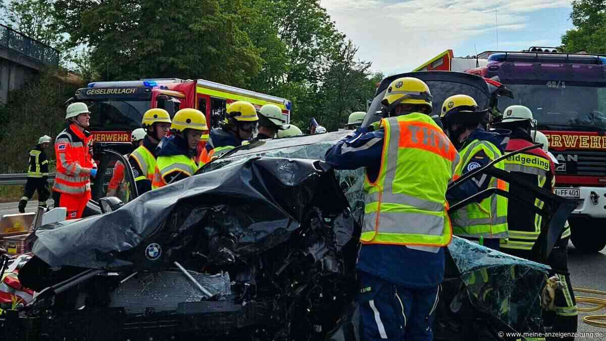 Zwei Autos krachen auf B471 zusammen – eine Person stirbt