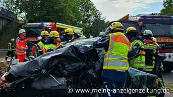 Zwei Autos krachen auf B471 zusammen – eine Person stirbt