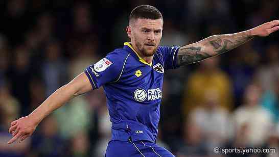 Striker Kelly rejoins Woking as Akinola extends deal