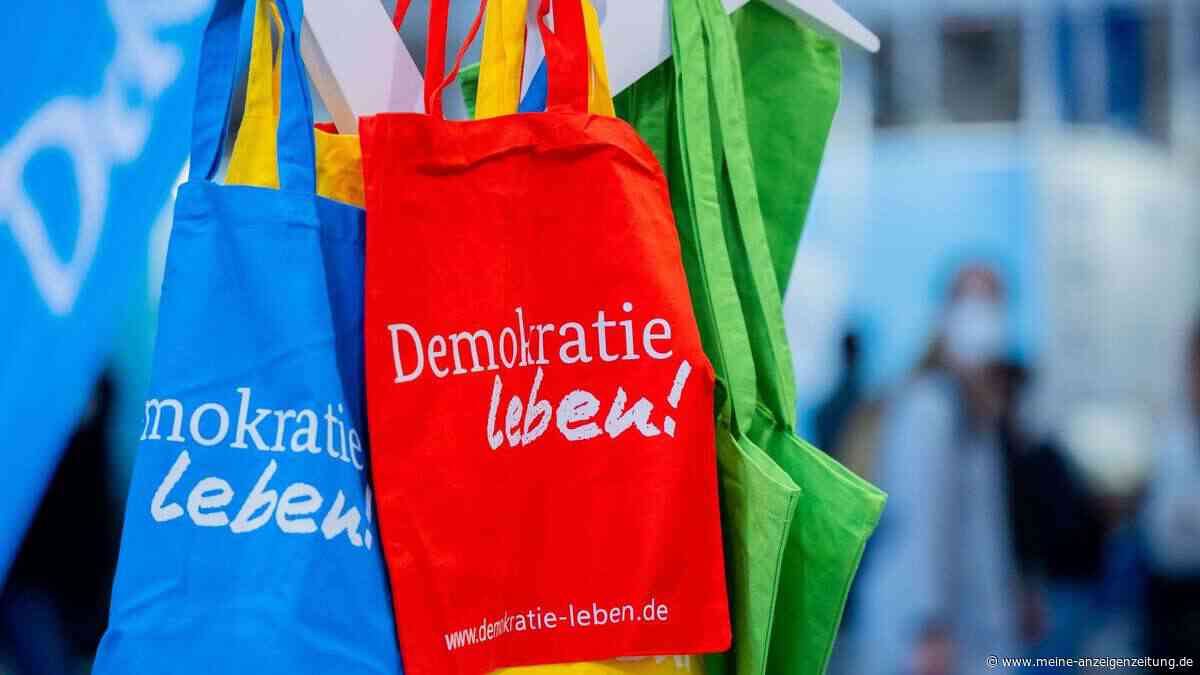 „Demokratie leben!“: Prien bezieht Verfassungsschutz mit ein
